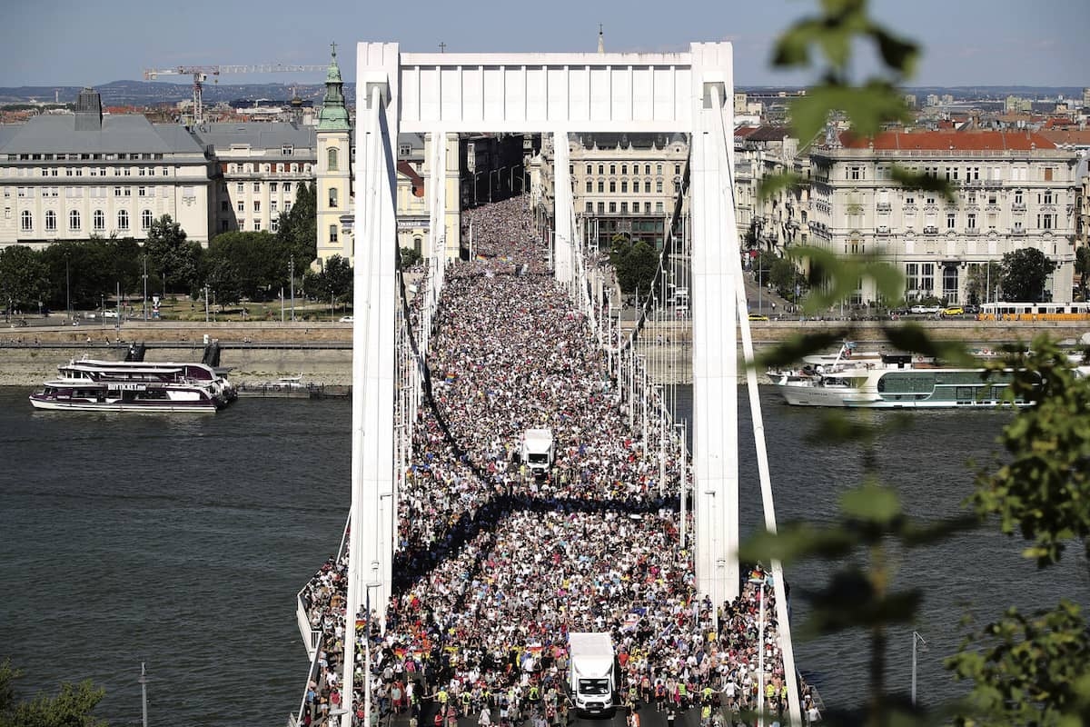 Pride a Budapest, in 200mila sfidano Orban con la marcia dell’amore libero. Schlein: “Silenzio inquietante del governo”