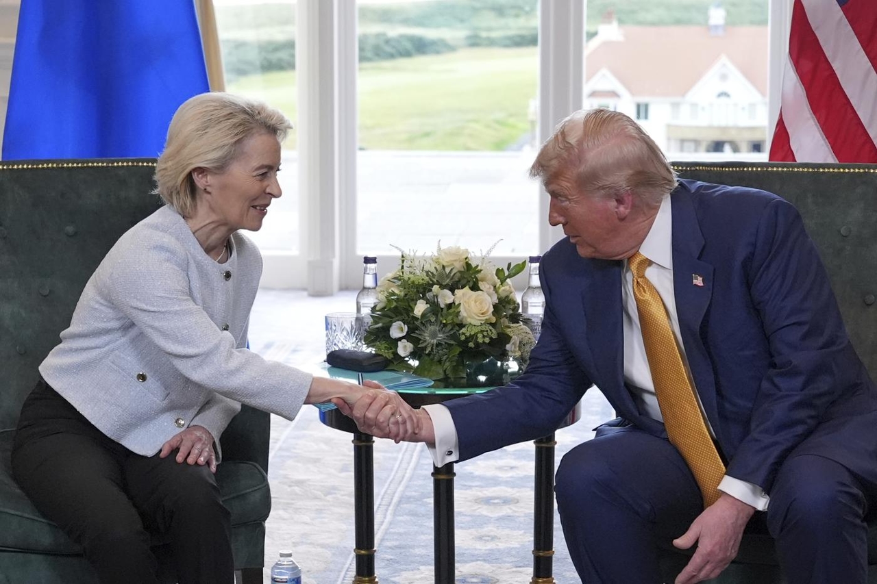 Occidente Game Over: sui dazi l’UE s’inchina agli USA, sottomissione dell’Europa a Trump