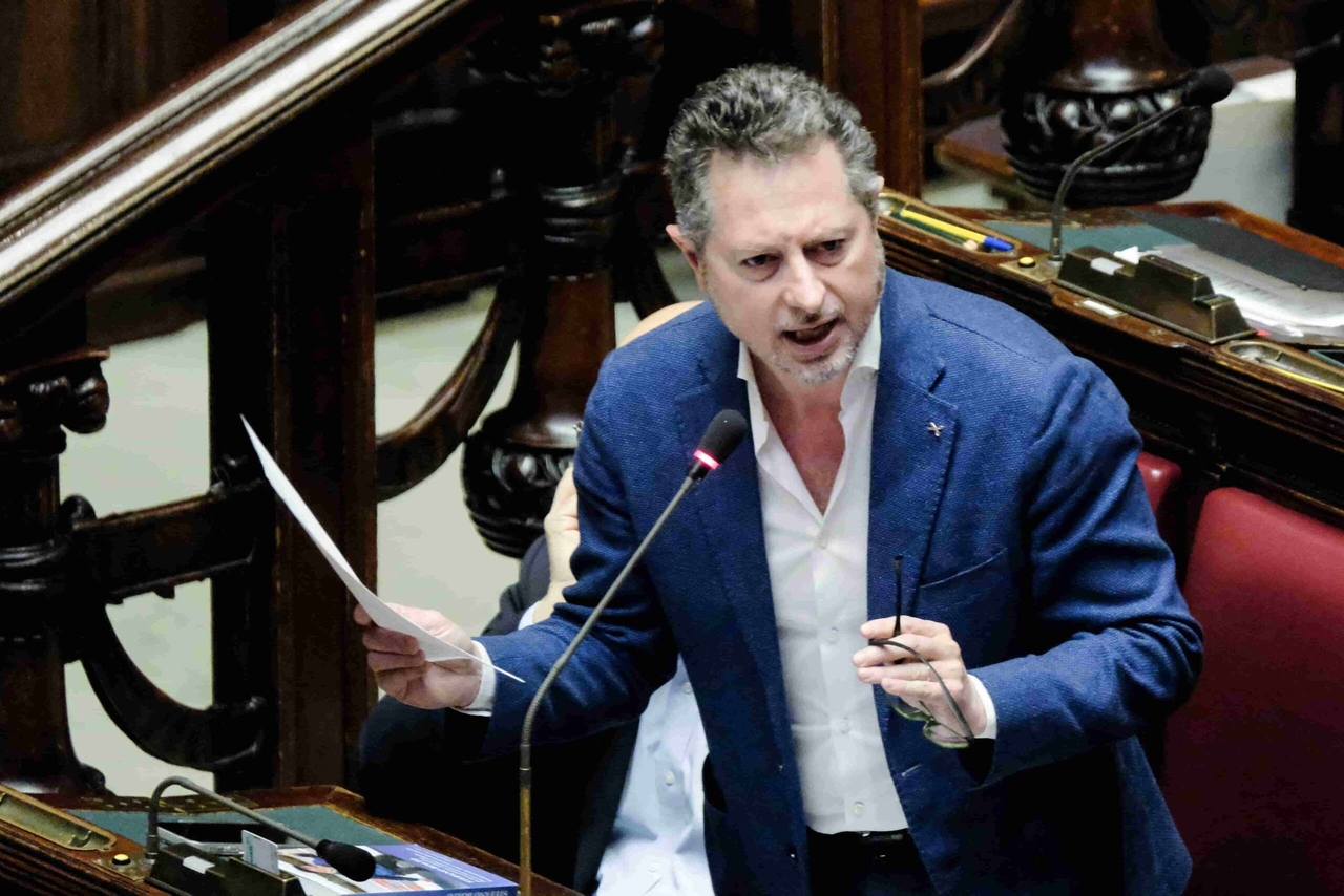 Borrelli diventa bagnino, il deputato sposta i bagnanti a Mappatella Beach
