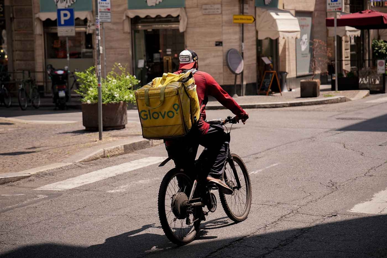 Riders as guinea pigs of turboliberalism: 5 cents tip to risk their skin in the infernal heat