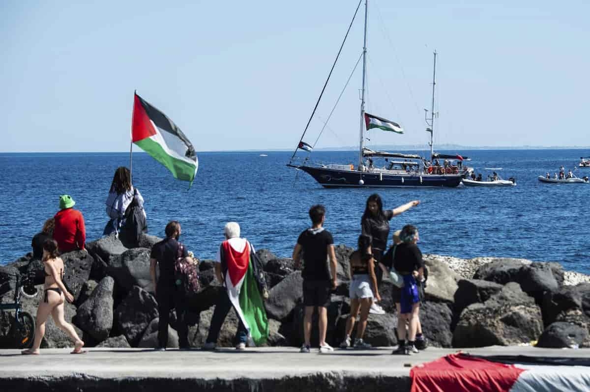 Global Sumud Flotilla, decine di barche cariche di aiuti anche dall’Italia verso Gaza: per rompere l’assedio di Israele