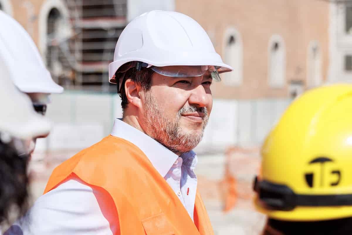 Quando Salvini andava al Leoncavallo, oggi esulta per lo sgombero del centro sociale: “Afuera”
