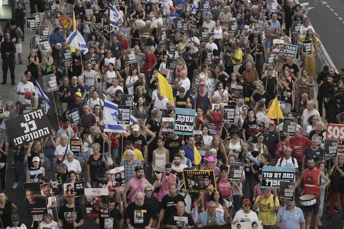 Giornata di proteste in Israele, strade bloccate e pneumatici incendiati: “Netanyahu sacrifica ostaggi per salvare il governo”