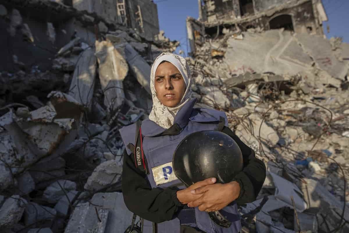 Gaza, la lettera della giornalista palestinese uccisa al figlio 12enne: “Quando avrai una figlia, chiamala come me”
