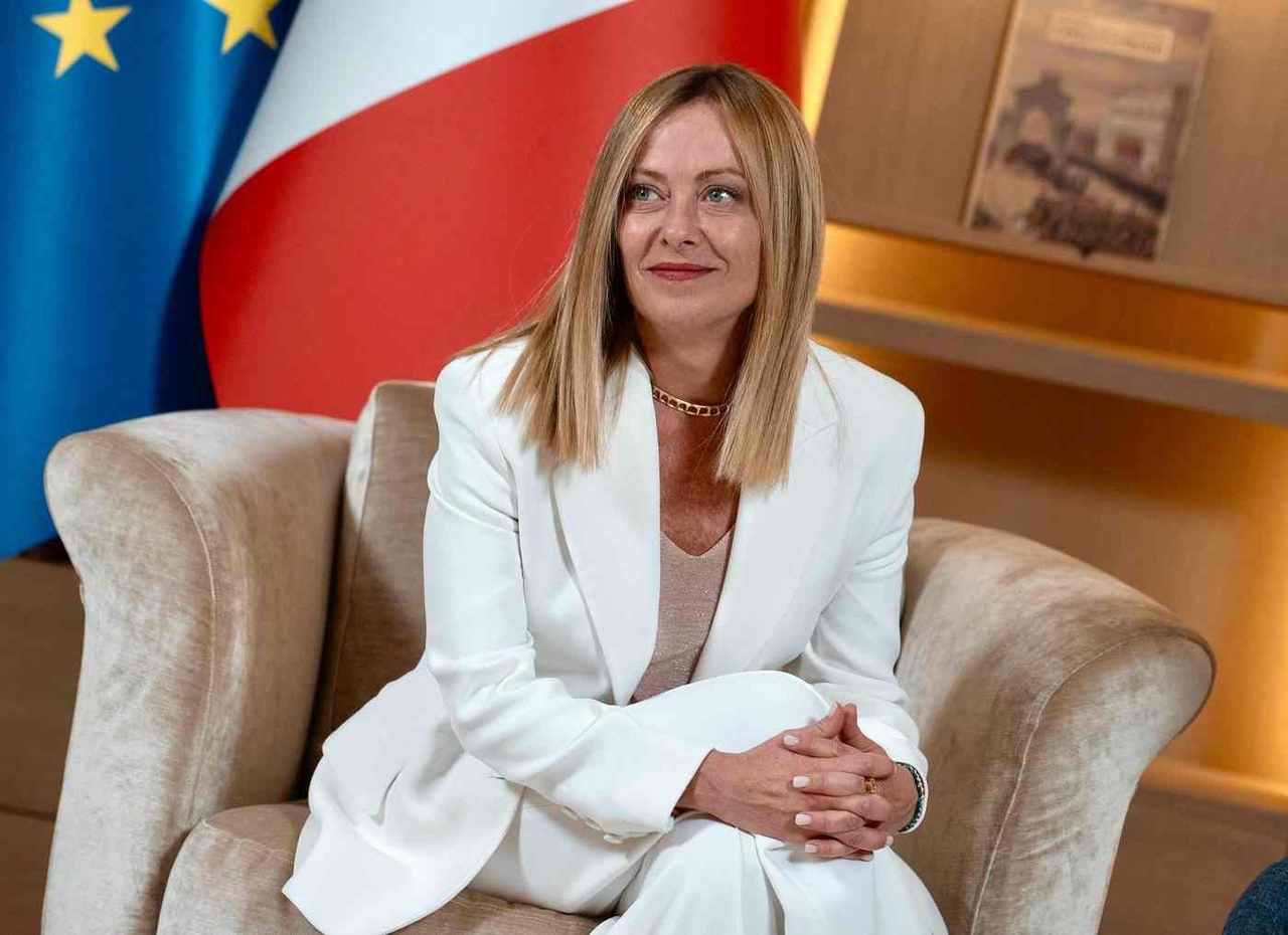 Ainsi Meloni met en danger notre sécurité, le drapeau tricolore libyen flotte sur le Palazzo Chigi