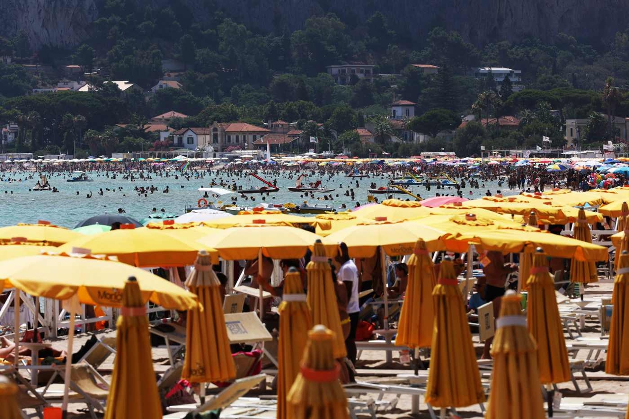 Sua Maestà l’ombrellone, è il simbolo della lotta di classe: il mare non è più per tutti