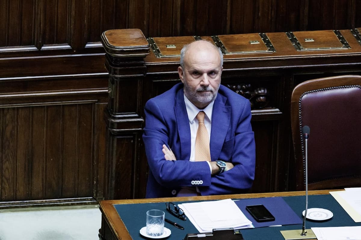 Schillaci ontbindt de vaccinatiecommissie, rechts raakt verdeeld: de minister wordt alleen verdedigd door Forza Italia, terwijl de Lega tot de aanval overgaat.