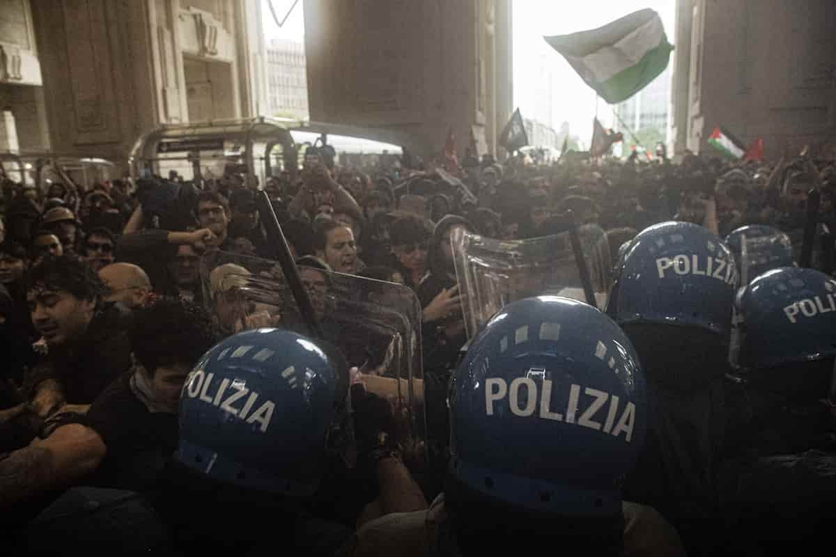 Sciopero per Gaza, scontri e guerriglia alla stazione di Milano: al governo Meloni non aspettavano altro