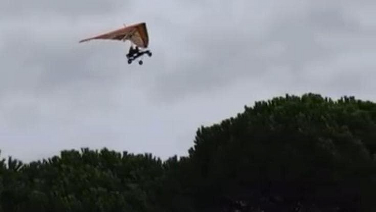Hang gliders fly over Calenzano during the pro-Pal demonstration, where solidarity becomes an "apology for Hamas and October 7th."