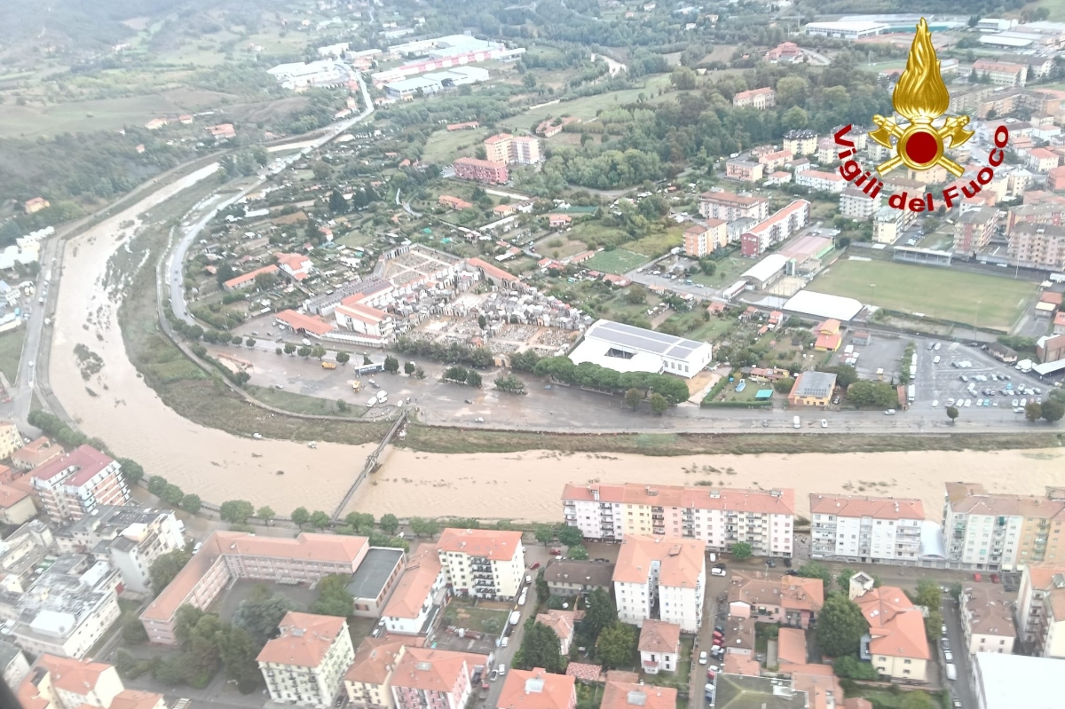 Een golf van slecht weer treft het noorden: in de regio Alessandria wordt een vrouw vermist en in Milaan is de rivier de Seveso buiten haar oevers getreden.