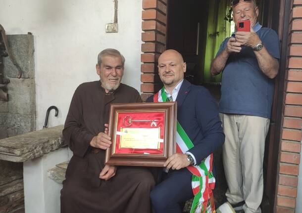 Vergiate - Le chiavi della città per gli 80 anni di Mario da Corgeno -  - Varese News