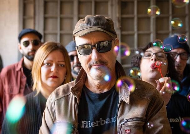 Música - Uma vida em ritmo acelerado: a Hierbamala em Materia - - Varese News