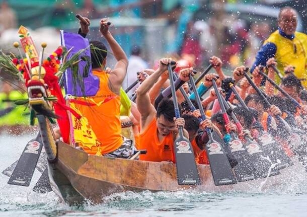 Freizeit - Das Herz von Vivilago 2025 schlägt stark: Drachenboot und Hommage an Max Pezzali und 883 erleuchten die Schiranna - Freizeit - Varese News