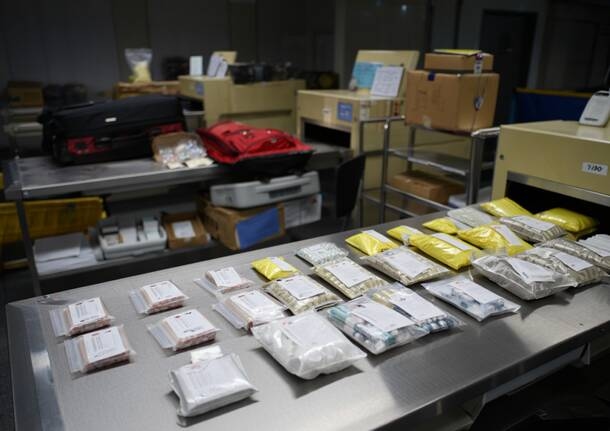 Nieuws - Bijna 4.000 illegale drugs verborgen in bagage en pakketten in beslag genomen op Malpensa - Varese Nieuws