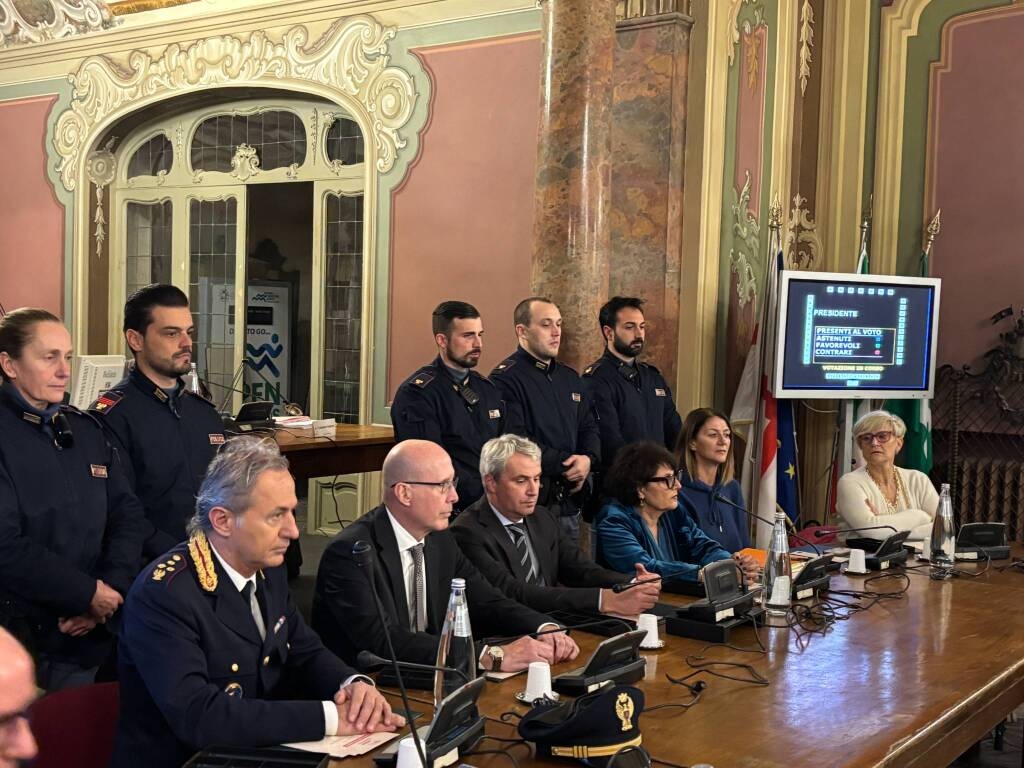 Varese - A Câmara Municipal de Varese agradece à polícia que salvou a jovem de 19 anos que foi atacada pelo ex-namorado no ônibus - Notícias de Varese