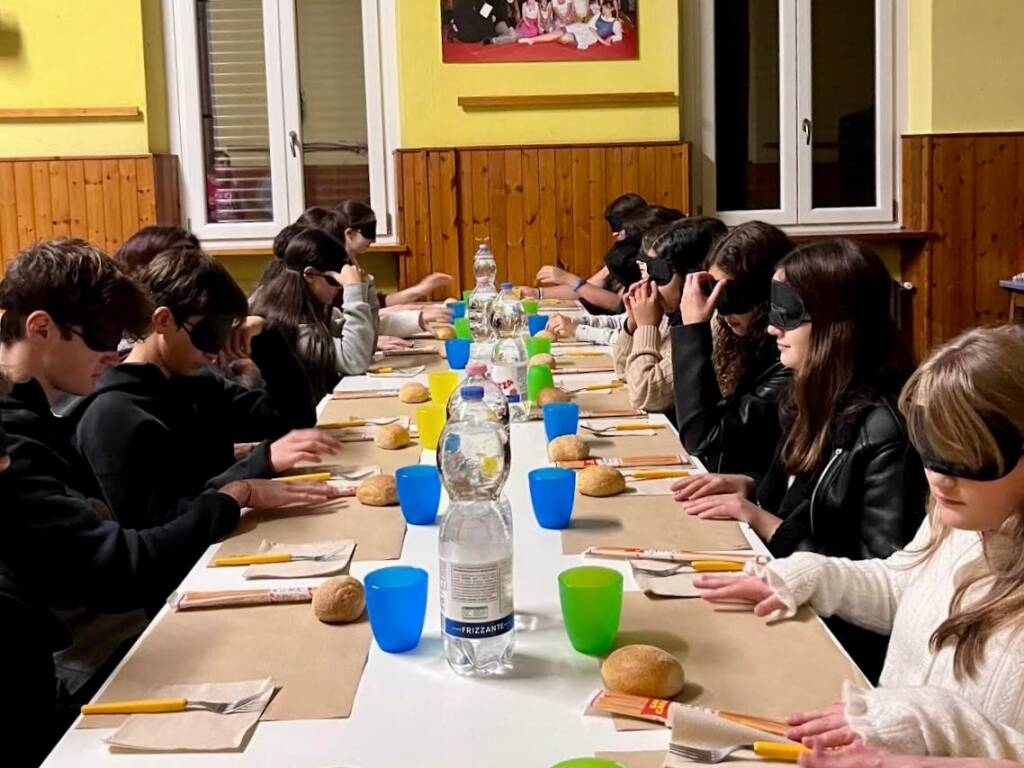 Malnate - Studenten in Malnate ervaren inclusie met een blind diner - - Varese News