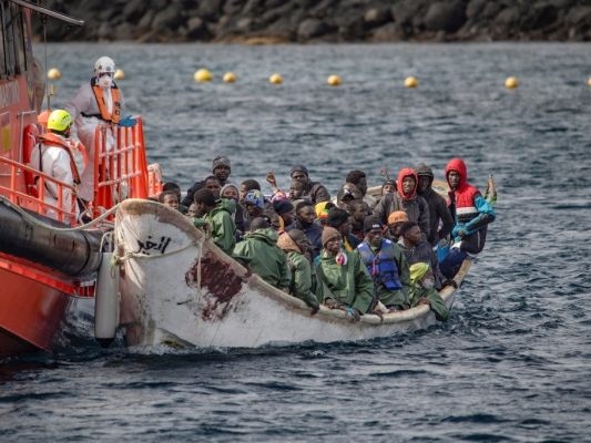 España legaliza la estancia de cientos de miles de migrantes