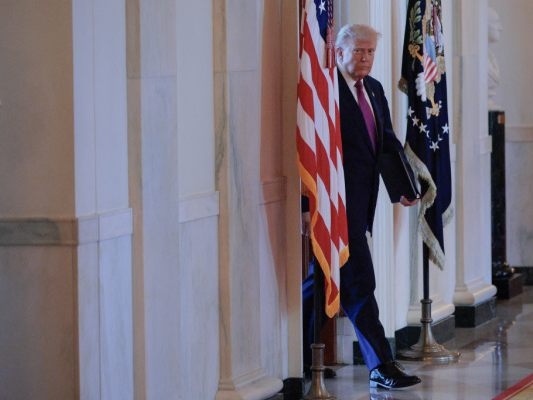 Trump łagodzi ostrą politykę migracyjną