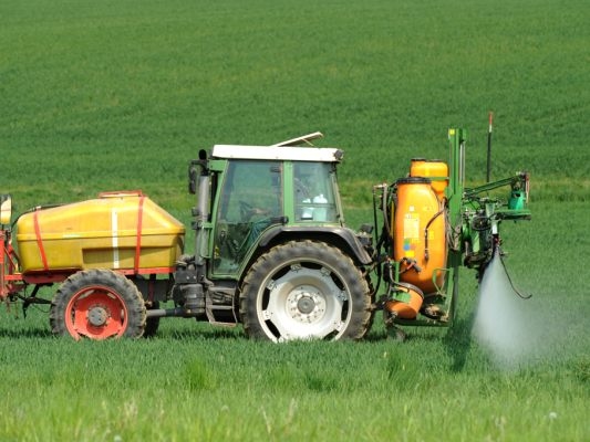 O TFA permanece solúvel em água e móvel como um produto de degradação do PFAS
