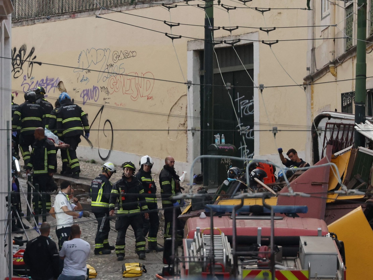 Acidente trágico: Pelo menos 15 mortos em descarrilamento de funicular em Lisboa