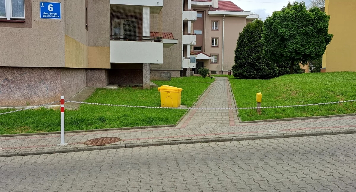 Un complesso residenziale assurdo a Kazanów? La cooperativa edilizia risponde al reclamo del residente [FOTO]
