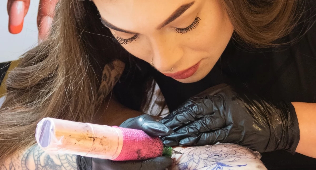 Tatuatori in azione. Sono state create delle vere e proprie opere d'arte. Vedi foto [GALLERIA]