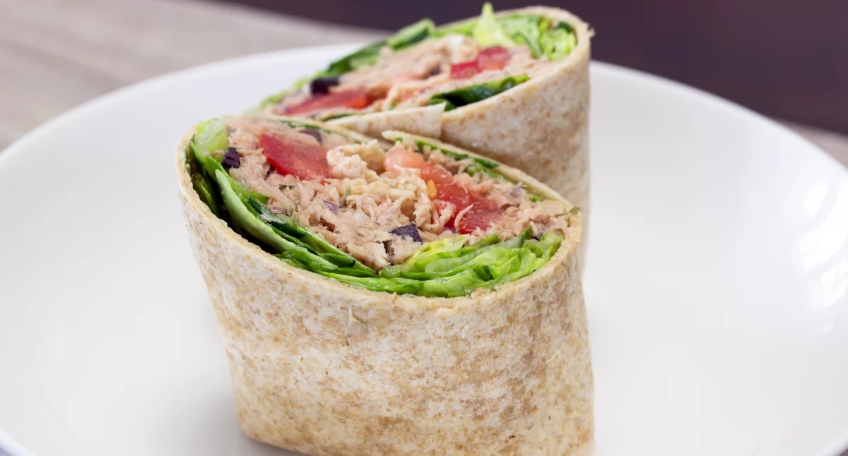 Tonijn, avocado en tomaat wrap