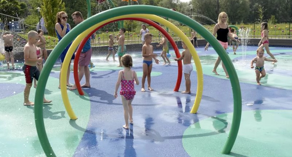De waterspeeltuin aan de Sanockastraat gaat van start