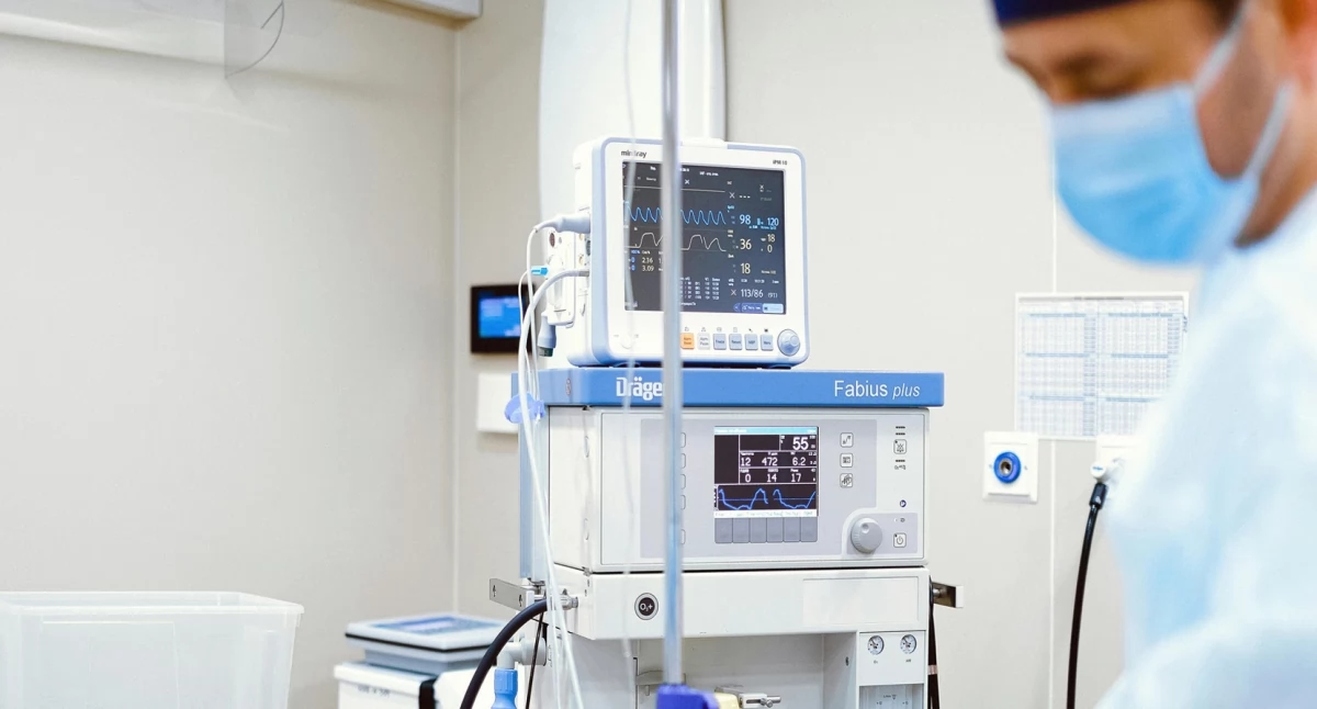 The air conditioning is broken and the dialysis center is in a tropical climate. Patients can breathe a sigh of relief, and progress is being made.
