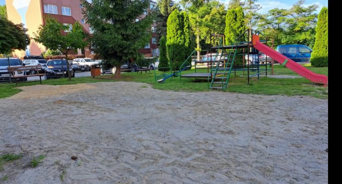 Resident: "A playground is not a beach! Instead of a safe surface, we have tons of sand [PHOTOS]"