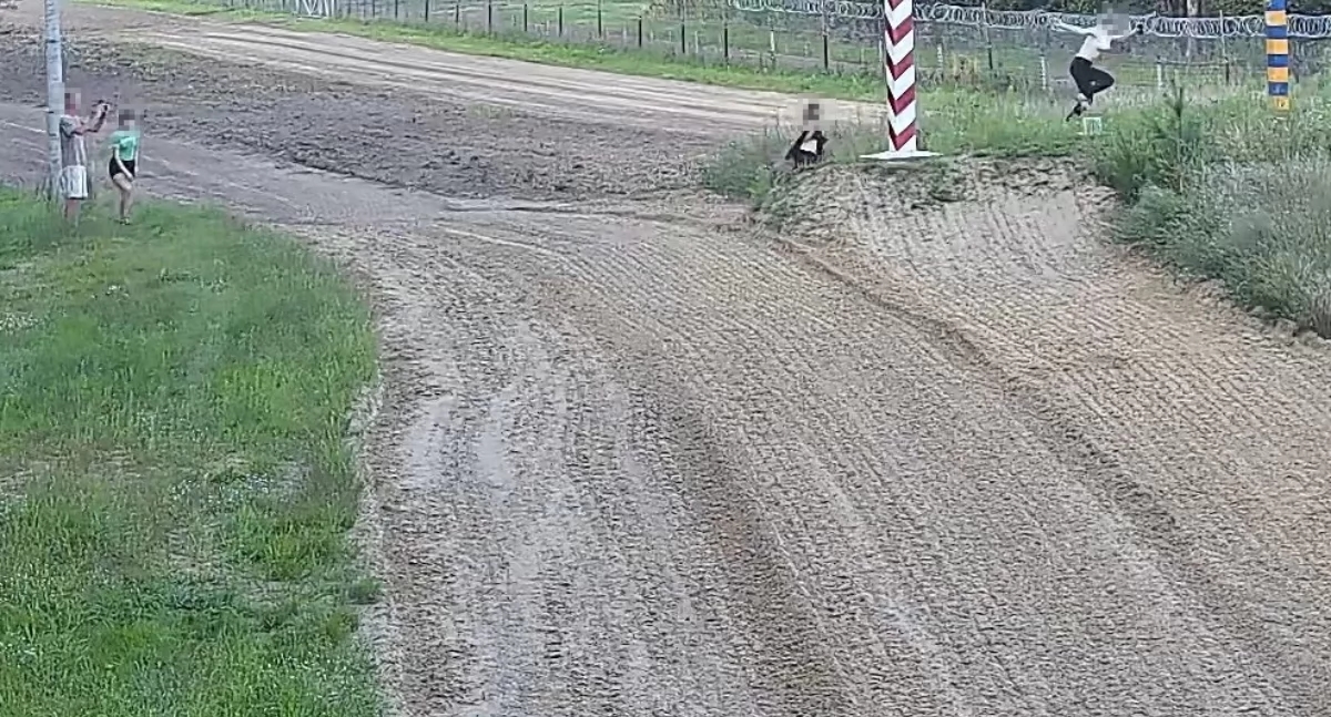 Expensive photos on the border road strip