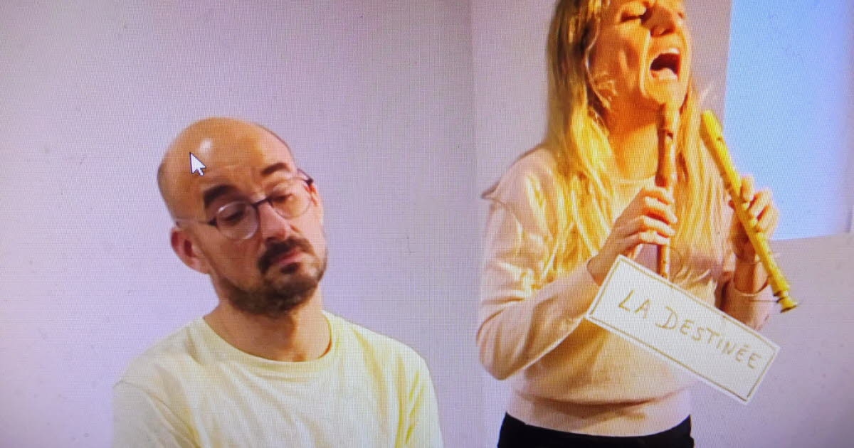 Avocourt. Yerleşik performans için altmıştan fazla seyirci.