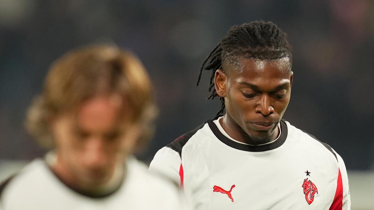 Леао, неудачная ночь: потерянные мячи, проблемы с бедром... Аллегри заменяет его, но затем защищает его