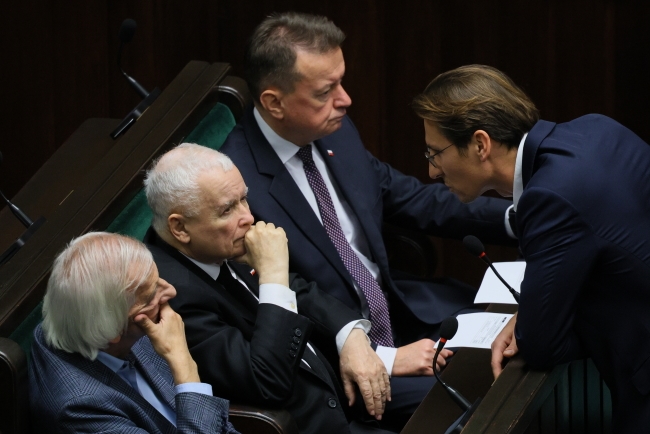 Os partidos governistas apoiam a retirada da imunidade parlamentar de Ziobro e sua prisão, o PiS se opõe a isso, e a Konfederacja se opõe à prisão.