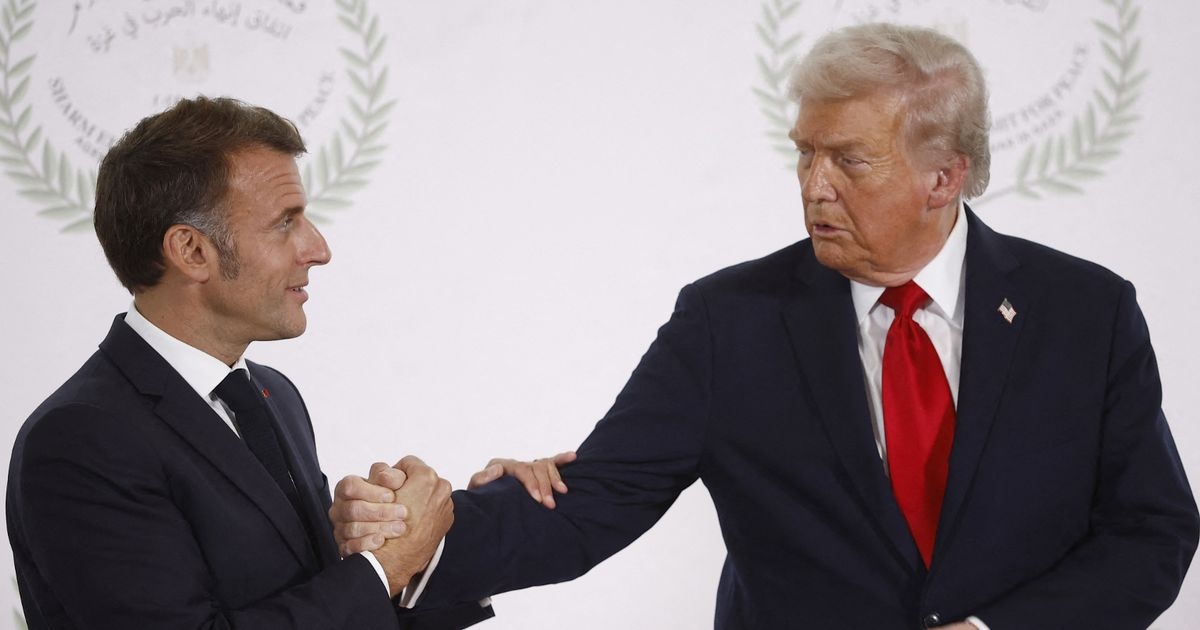 De persoonlijke woordenstrijd van Donald Trump met Emmanuel Macron komt aan het licht na een handdruk