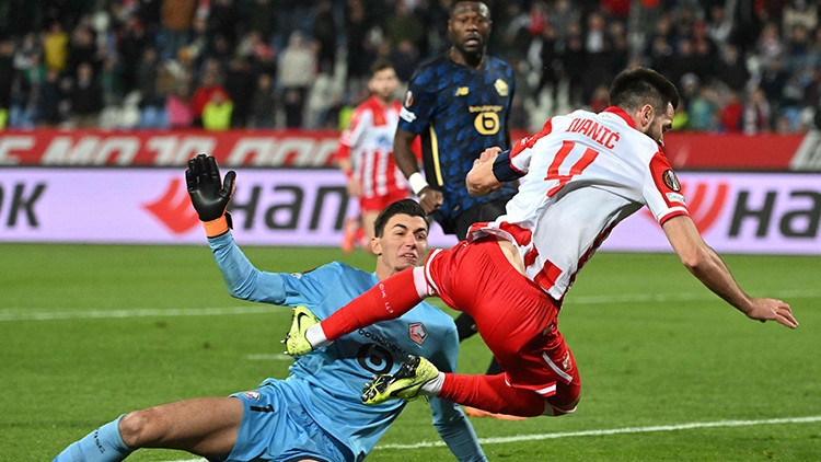 Berke Özer zorgde voor spektakel in Lille tijdens de uitwedstrijd tegen de Rode Ster!