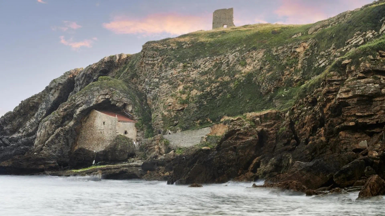 La ermita de Cantabria a orillas del mar que inspiró la trilogía de 'Puerto escondido': ideal para ver un atardecer de ensueño