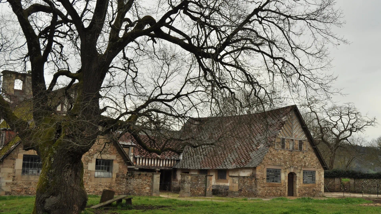 Małe miasteczko w Kantabrii z pałacem z XIX wieku, do którego Tom Cruise przyleciał helikopterem z Nicole Kidman