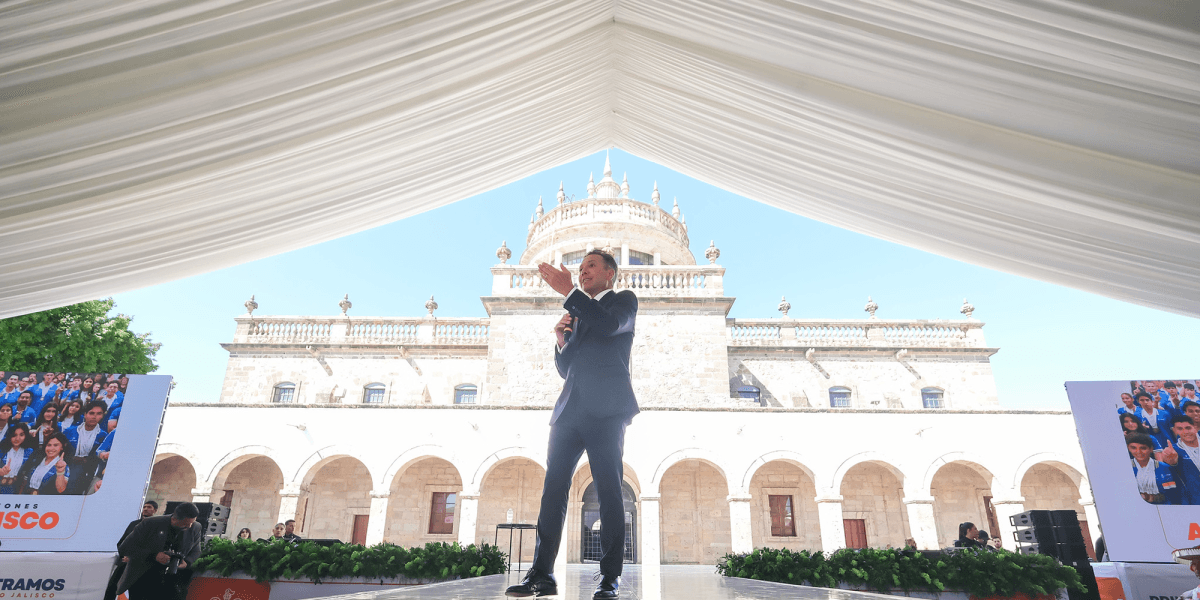 Gouverneur Pablo Lemus Navarro presenteert een rapport over zijn activiteiten een jaar na het begin van zijn werk in Jalisco-stijl.