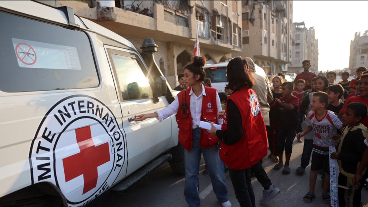 Israël ontvangt de lichamen van twee gijzelaars van het Rode Kruis nadat Hamas ervan beschuldigd werd de vredesovereenkomst te schenden en Gaza te bombarderen.
