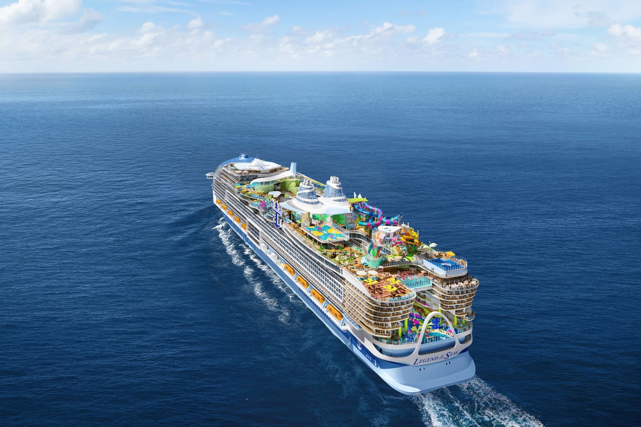 O maior navio de cruzeiro do mundo chega à água pela primeira vez, esta 'cidade flutuante' com capacidade para 7.600 passageiros está pronta para 2026