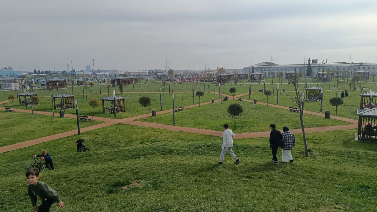 Cientos de ciudadanos acudieron en masa al Jardín Nacional del Aeropuerto Atatürk en su primer día de apertura.