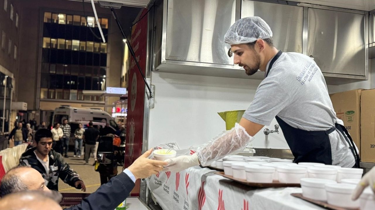 Sopa caliente servida a miles de personas cada día en Ümraniye