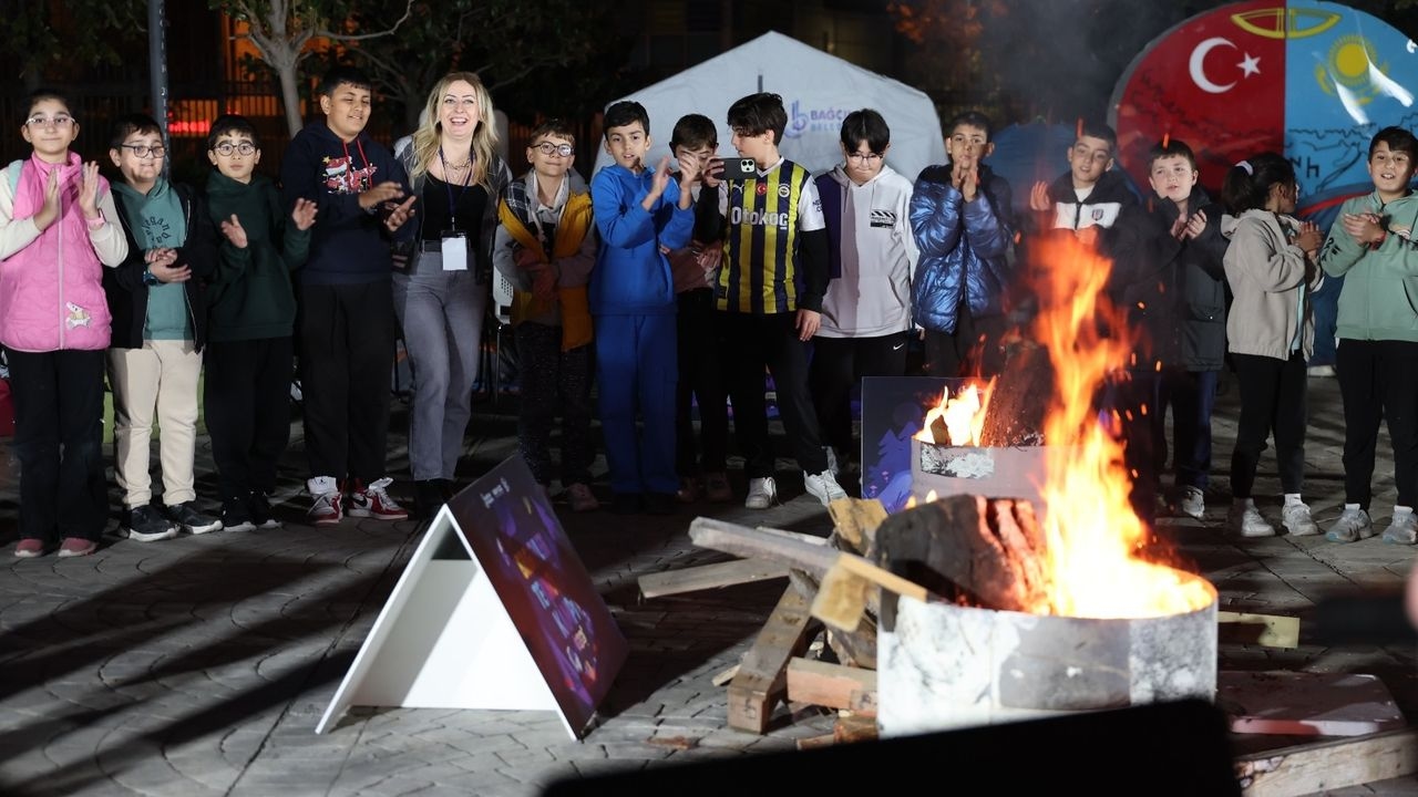 Niños reunidos en el campamento tecnológico de Bağcılar