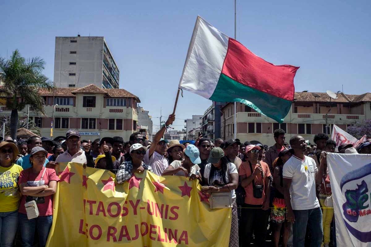 Presidente de Madagascar deixa o país após intensa agitação