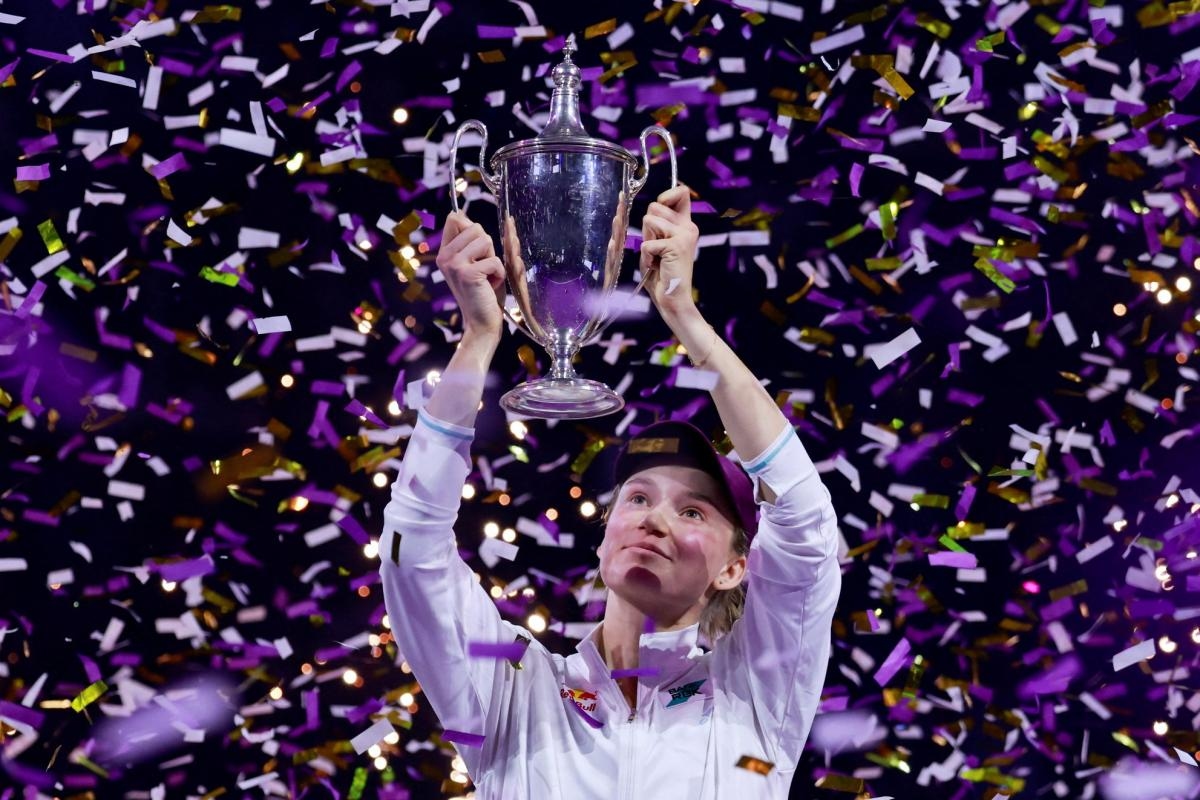 Vainqueure du Masters, Elena Rybakina refuse d'être prise en photo avec la patronne de la WTA