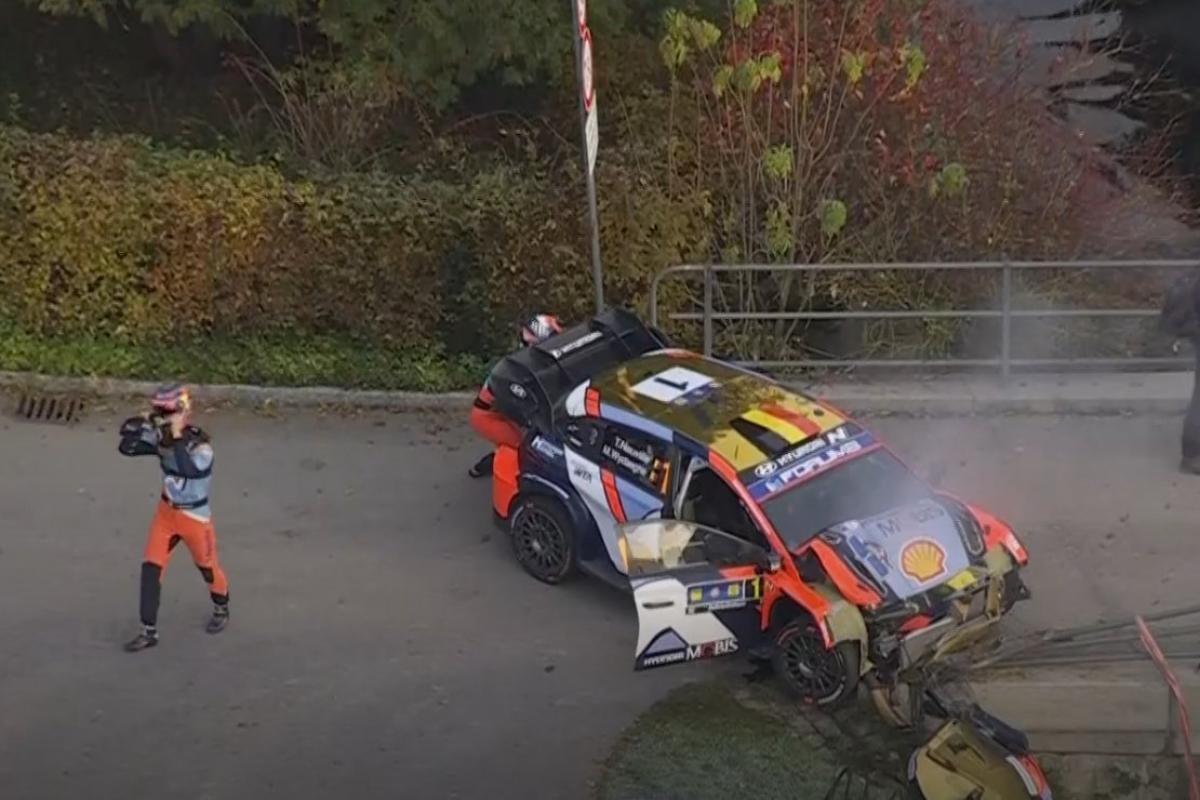 Orta Avrupa Rallisi'nin 15. özel etabı Thierry Neuville kazasının ardından iptal edildi