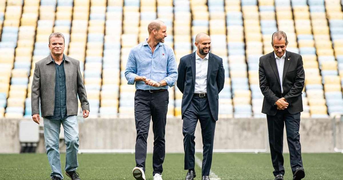 Prins William landt in Maracanã en sluit zich aan bij voetbalsterren en kinderen om de planeet te verdedigen.