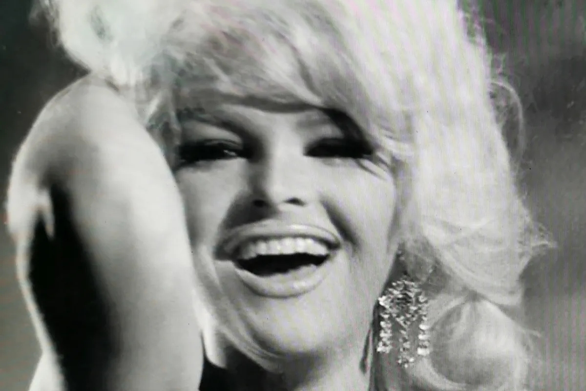 A dançarina Dolly van Doll, pioneira do drag em Barcelona, morre aos 87 anos.