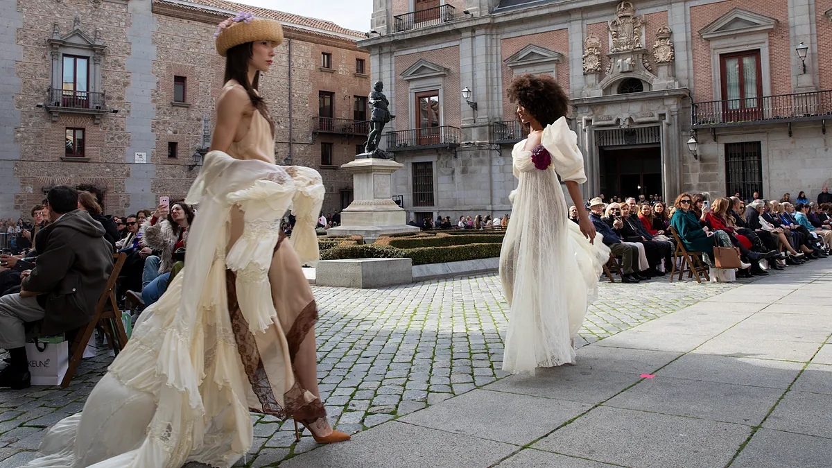 Au-delà de « l’indice de longueur des ourlets » et de « l’effet rouge à lèvres »… que révèle la consommation de mode sur notre économie (personnelle) ?